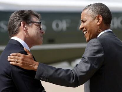 Rick Perry y el presidente Obama durante una visita para tratar la crisis 