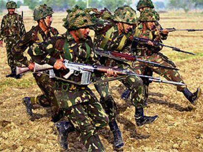 Soldados del Ejército indio hacen maniobras en un campamento cercano a la frontera con Pakistán.