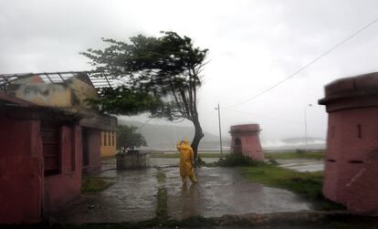 Un home observa el mar a la ciutat de Baracoa, a Guantánamo (Cuba).