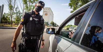 Control policial a la salida de Aranda de Duero, durante el confinamiento de agosto.