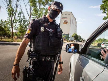 Control policial a la salida de Aranda de Duero, durante el confinamiento de agosto.