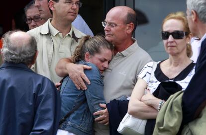 Familiares de las víctimas del accidente ferroviario en Santiago de Compostela esperan conocer noticias de sus seres queridos, 25 de julio de 2013.