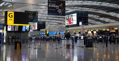 El área de salidas del aeropuerto de Heathrow (Londres), vacía ante el veto a los vuelos desde Reino Unido a otros países