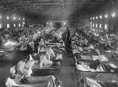 Enfermos de la llamada "gripe española", en 1918, en un hospital cercano a Fort Riley, Kansas (EE UU).