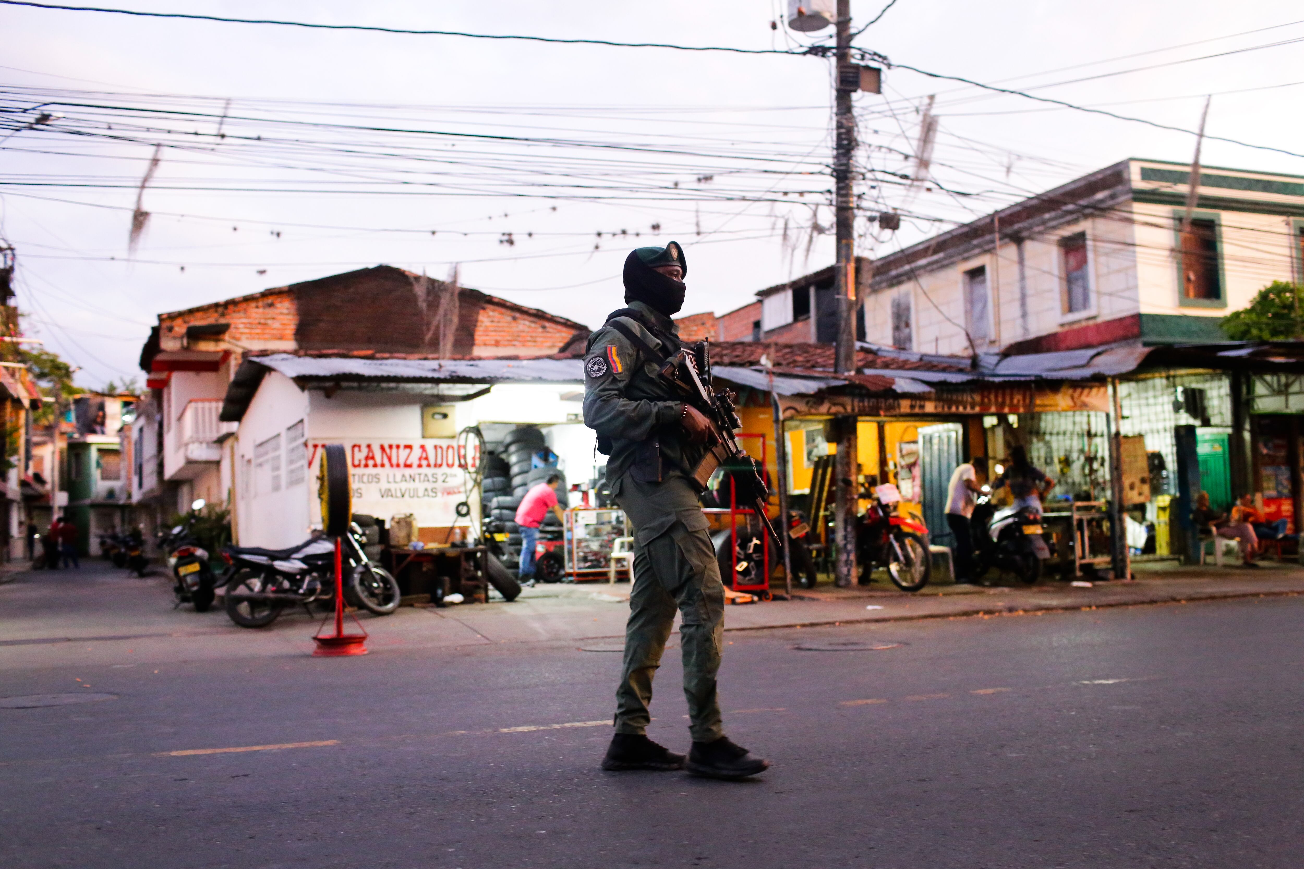 Un miembro del ejército colombiano custodia una calle de Tuluá.