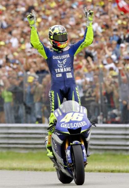 Valentino Rossi celebra su triunfo en Assen.