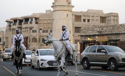 Policía catarí patrulla en un mercado de Doha, el pasado 6 de mayo.