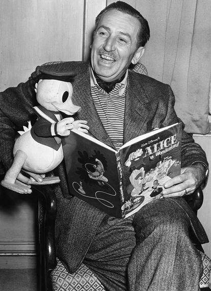 Walt Disney junto al Pato Donald en 1951.