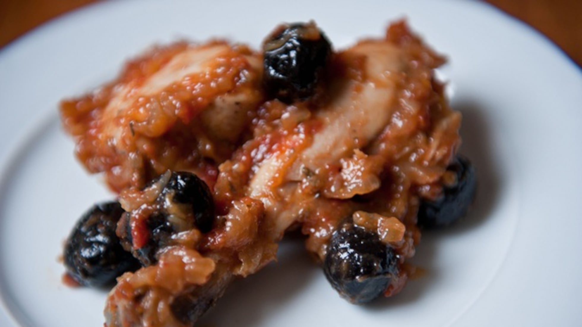 Pollo encebollado con aceitunas-image