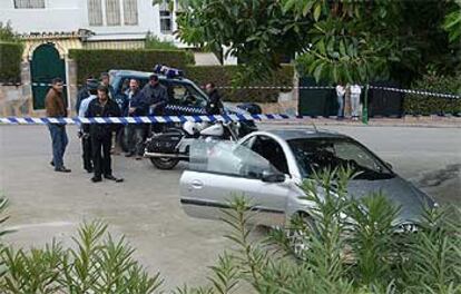 Un grupo de policías, junto al coche de los agresores y del agente herido en un tiroteo en Marbella.