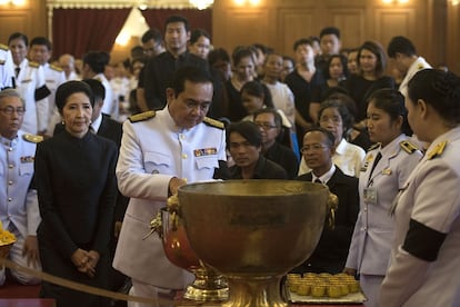 El primer ministro tailandés, el General Prayuth Chan-o-cha participa en una ceremonia de baño ritual en memoria del rey Bhumibol Adulyadej en el pabellón Sahathai Samakom dentro del Gran Palacio, en Bangkok (Tailandia).  