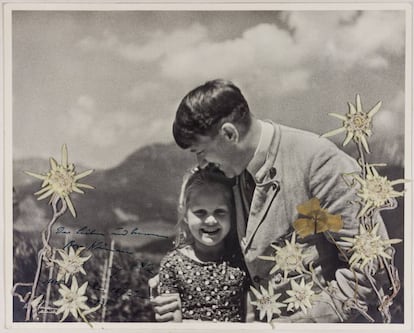 Fotografía cedida este miércoles por la casa de subastas históricas Alexander que muestra a Adolf Hitler junto a la niña judía Rosa Bernile Nienau.