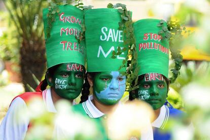Escolares durante un acto del Día Mundial de la Tierra en Patiala, India. 