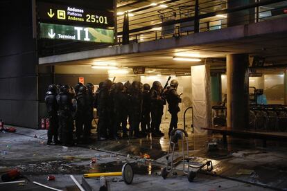 Miembros de la Policía Nacional cargan contra manifestantes en el parking del Aeropuerto de El Prat donde miles de personas continúan concentradas después de que la plataforma Tsunami Democràtic haya llamado a paralizar la actividad del aeropuerto, en protesta por la condena a los líderes del 'procés'.