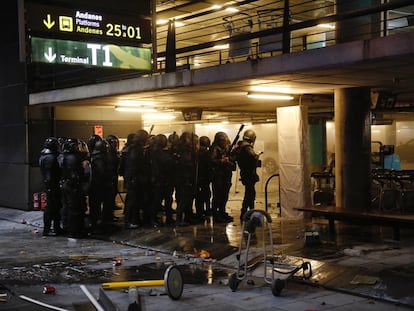 Agentes antidisturbios intervienen en la protesta en el aeropuerto de El Prat impulsada por Tsunami en 2019.