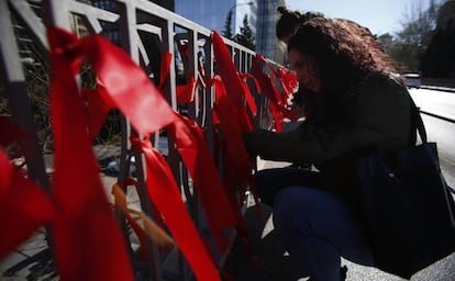 Tres organizaciones dedicadas a la prevención del VIH —Cesida, Gesida y Seisida— han inundado este martes con lazos rojos el puente de Rubén Darío que cruza el paseo de la Castellana. El objetivo de la acción, que han bautizado con el hashtag #YoNoMeOlvido, es instar al Gobierno a cumplir con los objetivos del proyecto 90-90-90 a través de las medidas propuestas por la Organización Mundial de la Salud (OMS).