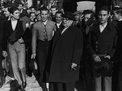 Arriba, Pedro Balañá Espinós, en el centro, durante un festival en La Monumental celebrado en 1960; a su derecha, los toreros Jaime Ostos (con chaquetilla negra) y Victoriano Valencia.