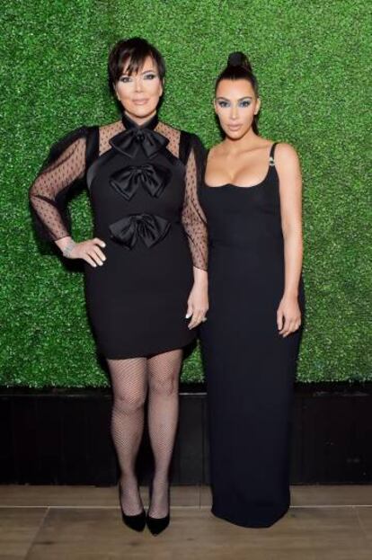 Kris Jenner y Kim Karsdashian durante un evento en Beverly Hills en marzo de 2018.