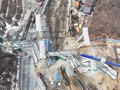 Rescatistas trabajan en el lugar de construcción de un puente en la autopista Seúl-Sejong. Anseong, Corea del Sur, 25 de febrero de 2025.