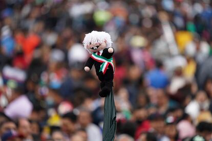 Simpatizantes sostienen un muñeco que representa a López Obrador durante la ceremonia de independencia en el Zócalo, en septiembre de 2022. 