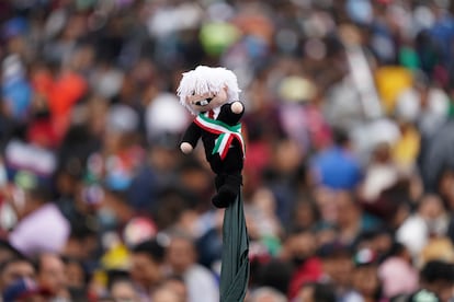 Un muñeco que representa al presidente mexicano, Andrés Manuel López Obrador, durante la ceremonia de independencia en el Zócalo, el jueves 15 de septiembre de 2022. 