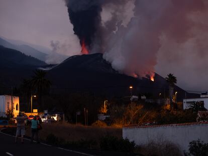 En la imagen, varias personas observan el volcán de La Palma desde la carretera de San Nicolas, en El Paso.
