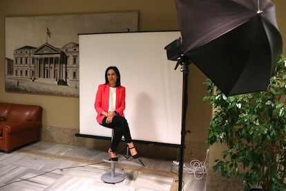 La socialista Margarita Robles, que se estrena como diputada en el Congreso, posa para la foto oficial, el 5 de julio de 2016.