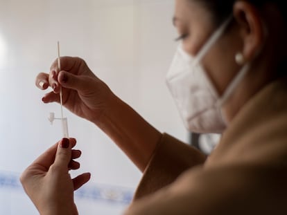 Una mujer utiliza un test de antígenos en su vivienda, este lunes.