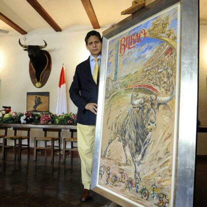 Humberto Parra posa junto a su obra, ayer en Vista Alegre.