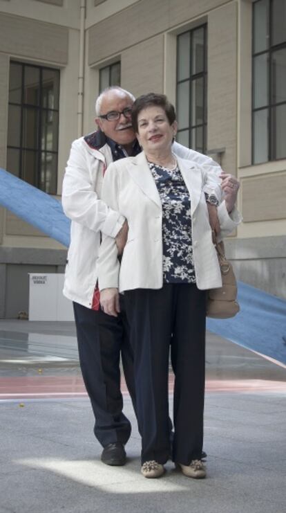 Trudis Borrego con su pareja en el patio de La Casa Encendida.