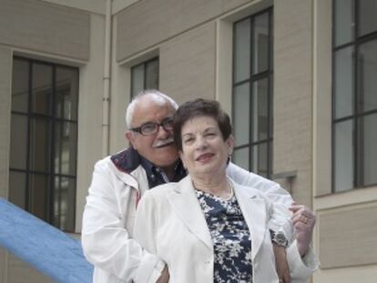Trudis Borrego con su pareja en el patio de La Casa Encendida.