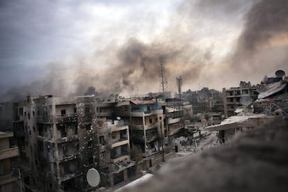 Vista de varios edificios destruidos el 2 de octubre de 2012, en el distrito de Saif al Dawle, en la ciudad de Alepo, Siria.