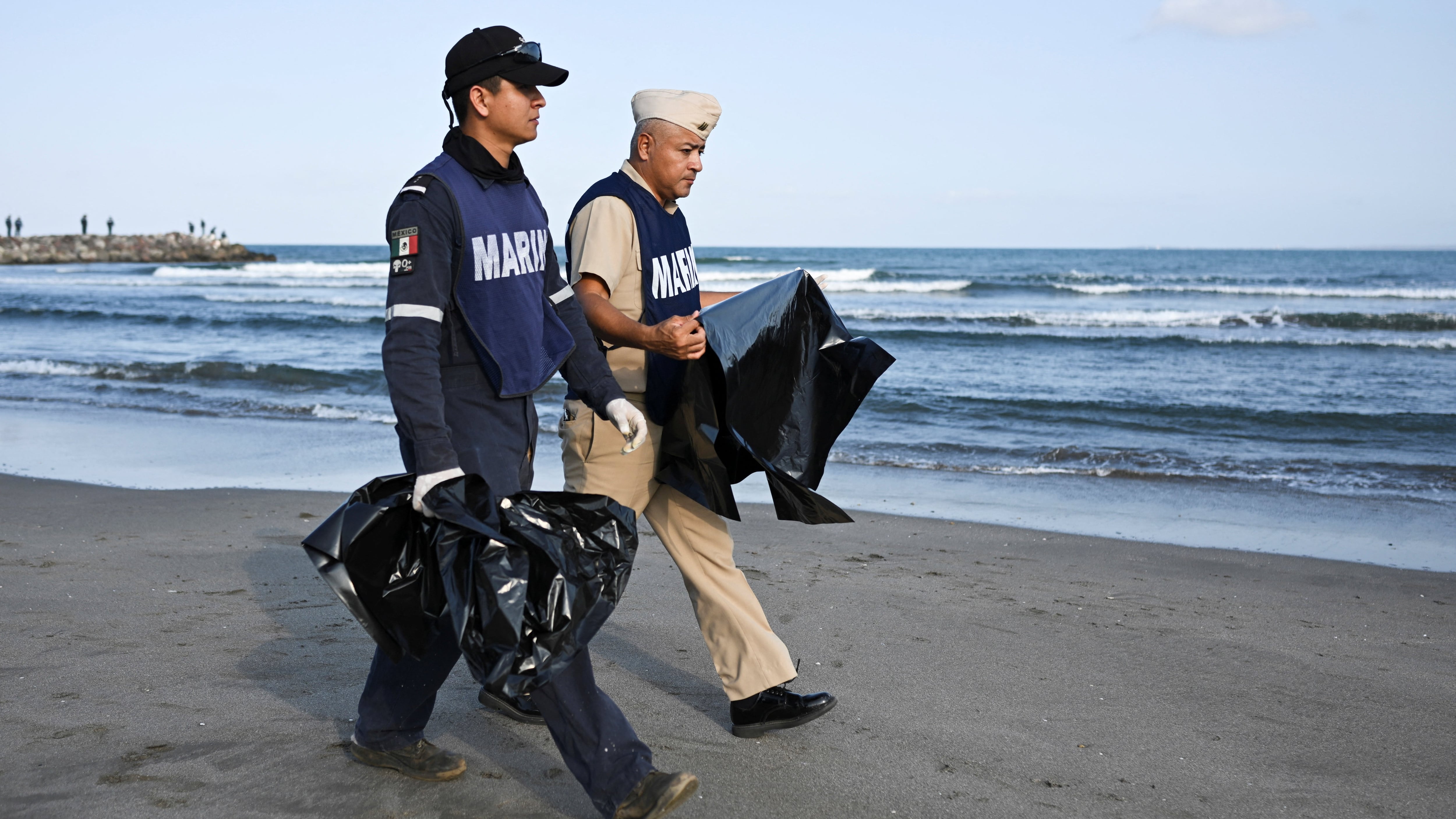 El Gobierno identifica un barco y “emanaciones naturales” como causantes del derrame del Golfo de México