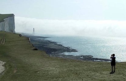 La neblina química que cayó el domingo en la costa sur de Inglaterra, donde se encuentra el faro de Beachy Head.