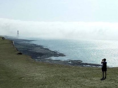 La neblina química que cayó el domingo en la costa sur de Inglaterra, donde se encuentra el faro de Beachy Head.