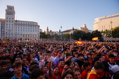 Momentos de alegría en la plaza de Cataluña de Barcelona, durante la final.