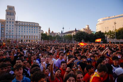 Momentos de alegría en la plaza de Cataluña de Barcelona, durante la final.