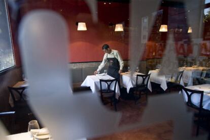 A través del cristal, el salón del restaurante Tanta, en Madrid. Abajo, cebiche clásico de pescado y mariscos en leche de tigre.