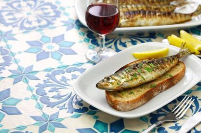 Sardinas asadas en un restaurante de Oporto.