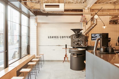 Interior de la cafetería y tostadora Leaves Coffee en Tokyo. Imagen proporcionada por la empresa.