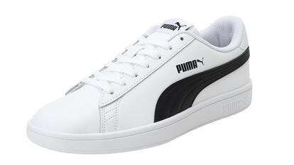 Estas zapatillas deportivas de la marca Puma tienen suela plana y cierre de cordones.