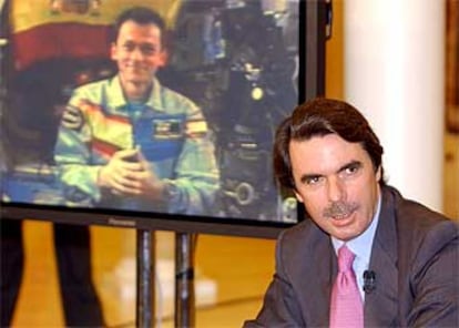 José María Aznar, ante la imagen de Pedro Duque recibida ayer en conexión con la Estación Espacial Internacional.