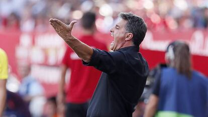 Míchel gesticula en el partido contra el Sevilla.