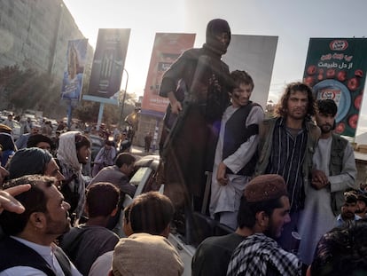 Guerrilheiros do Talibã exibem, para escárnio público, um grupo de homens acusados de roubar e semear o pânico usando armas. Em vídeo, imagens dos supostos ladrões em uma movimentada rotatória em Cabul.