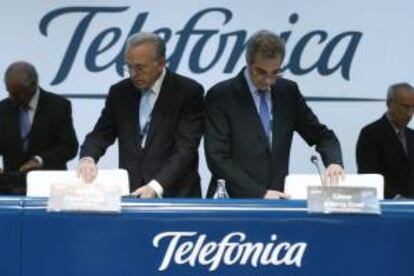 El presidente de Telefónica, César Alierta (2d), y el presidente de la Caixa, Isidro Fainé (2i), durante la Junta de Accionistas. EFE/Archivo