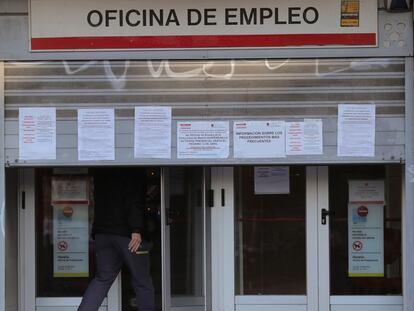 Un hombre entra en una oficina de empleo en Madrid.