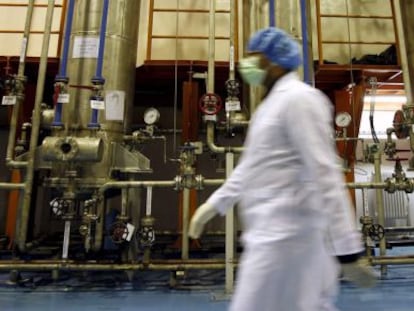 Un técnico iraní del Organismo Internacional de Energía Atómica (OIEA) mientras inspecciona las instalaciones de Isfahan, en febrero de 2007.