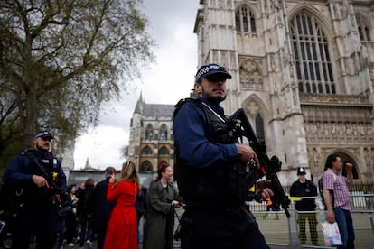 Oficiales de policía a las puertas de la abadía de Westminster, en Londres, el 5 de mayo.