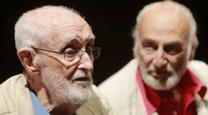 Jose Luis Sampedro, en primer plano, y H&eacute;ctor Alterio, en el Teatro Olympia de Valencia en al rpesentaci&oacute;n de la obra &#039;La sonrisa etrusca&#039;