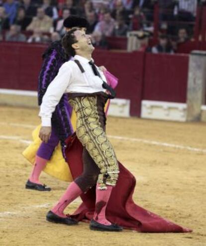 Rafaelillo se queja de dolor tras ser cogido en la faena a su segundo toro, en Zaragoza.